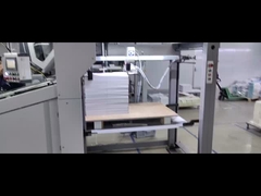 Машина для складывания бумаги, установленная в этой книжной типографии в Ханое, Вьетнам